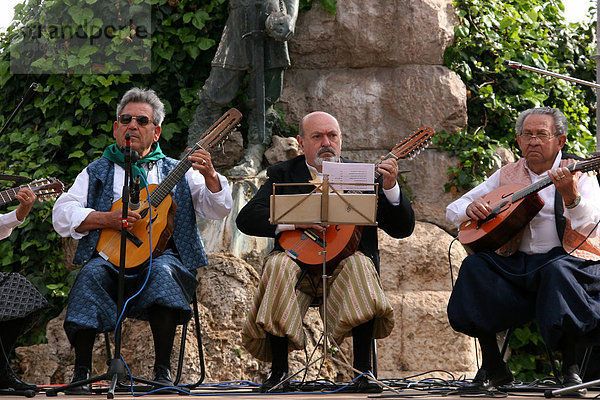 Musiker einer mallorquinischen Folkloregruppe bei einem Auftritt  Palma de Mallorca  Mallorca  Spanien  Europa