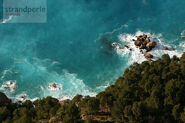 Türkisgrünes Meer an der Westküste  Mallorca  Spanien  Europa
