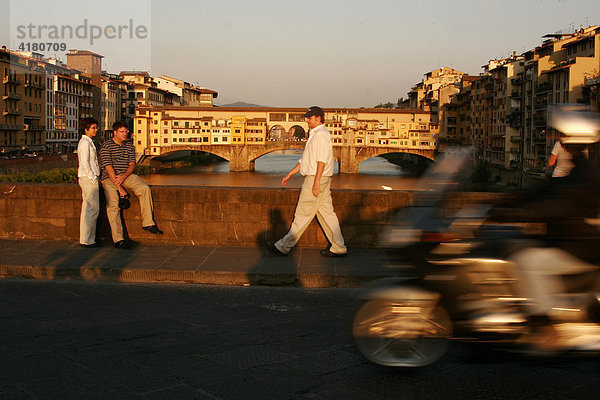 Blick auf die Ponte Vecchio  Florenz  Toskana  Italien