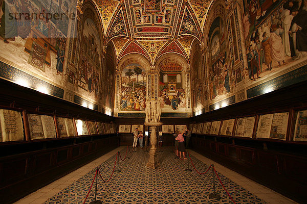 Pinturicchios berühmte Fresken und die Sammlung der Chorbücher  Libreria Piccolomini  Dom von Siena  Toskana  Italien  Europa