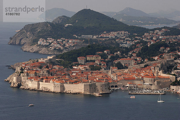 Blick auf Altstadt und Umgebung von Dubrovnik  Dubrovnik  Kroatien  Europa