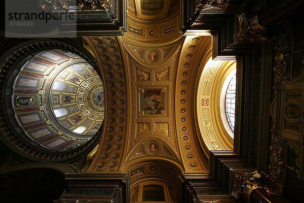 Kuppel im Neorenaissance-Stil der St. Stephans-Basilika Budapest Ungarn Europa