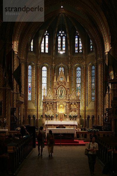 Altar der imposanten Matthiaskirche in der Alstadt von Budapest  Budapest Ungarn Europa