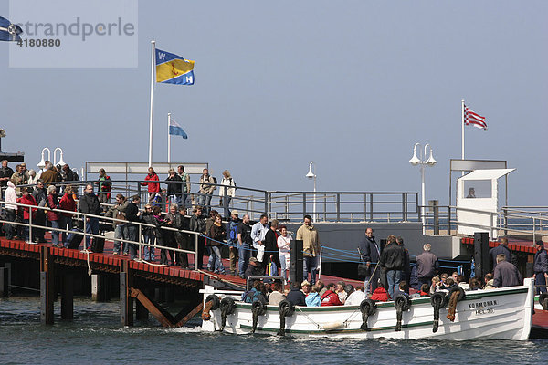 Tagesausflügler verlassen auf den traditionellen Börtebooten die Hochseeinsel Helgoland  Schleswig-Holstein  Deutschland  Europa