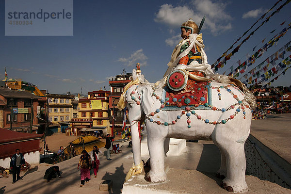 Geschmückte Elefantenstatue mit Reiter bewacht den Aufgang zum Stupa von Bodnath Kathmandu  Nepal  Asien