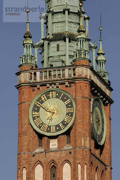 Turm und Uhr des Rechtstädtischen Rathaus in der Altstadt von Danzig/Gdansk  Polen  Europa