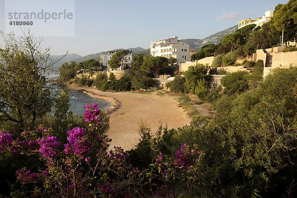 Badebucht im Zentrum von Cala Gonone auf Sardinien  Italien  Europa