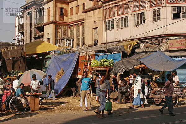 Lebhaftes Treiben in den Strassen von Kolkata  Westbengalen  Indien  Asien