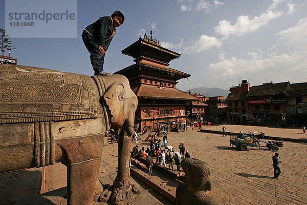 Kind spielt auf dem Elefant vor der Nyatapola-Pagode auf dem Taumadhi-Platz  Bhaktapur  Nepal