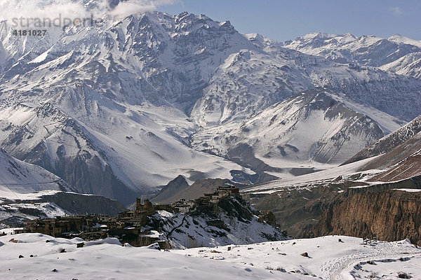 Das dramatisch zwischen schneebedeckten Bergen gelegene Bergdorf Jharkot  Nepal  Asien