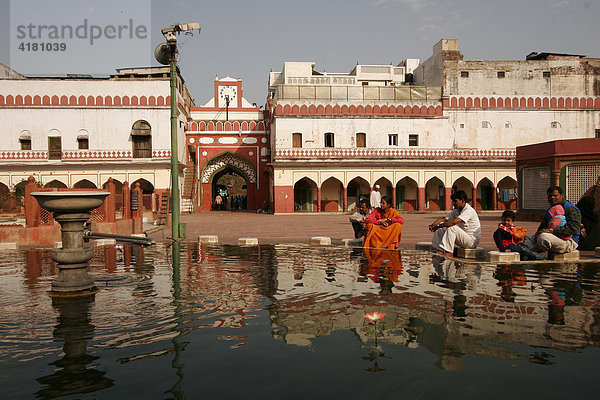 Brunnen im Innenhof einer Moschee in Delhi  Indien  Asien