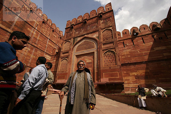 Fremdenführer vor dem Roten Fort in Agra  Indien  Asien