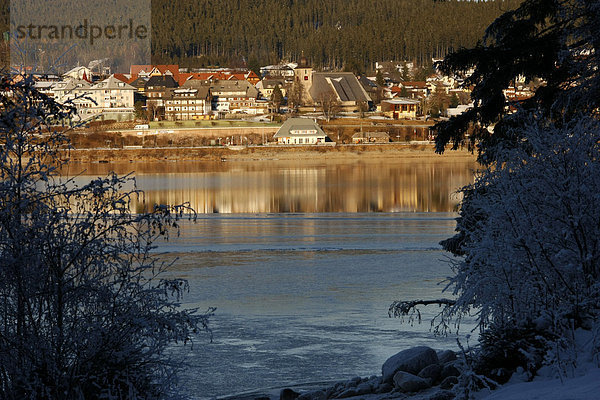 Der Ort Schluchsee am gleichnamigen See im Schwarzwald  Baden-Württemberg  Deutschland  Europa