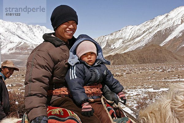 Reiter mit Kind bei Jharkot im Himalaya  Nepal  Asien