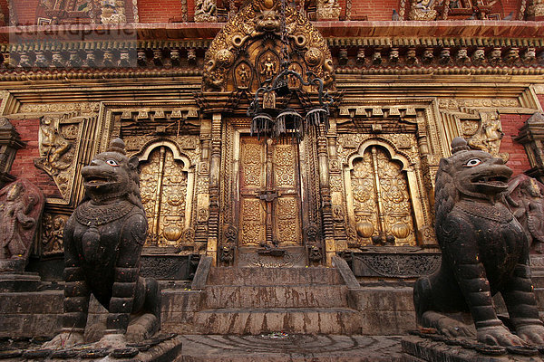 Portal des Changu Narayan Tempel bei Bhaktapur  Nepal  Asien