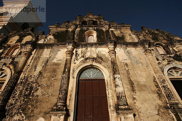 Kirche Iglesia de la Merced mit ihrer Barockfassade in Granada  Nicaragua  Mittelamerika