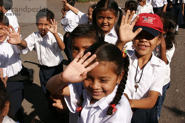 Schulkinder in Uniform in Altagracia auf der Insel Ometepe  Nicaraguasee  Nicaragua  Mittelamerika