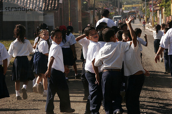 Freche Schulkinder in Uniform in Altagracia auf der Insel Ometepe  Nicaraguasee  Nicaragua  Mittelamerika