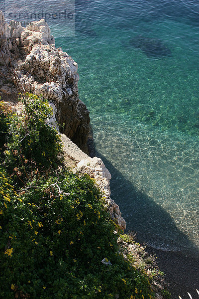 Traumstrand mit glasklarem Wasser bei Nizza  Côte d'Azur  Frankreich  Europa
