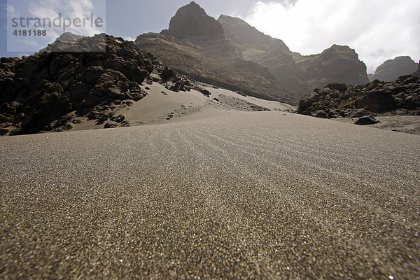 Schwarzer Sand an der Küste der Insel Santo Antao  Kapverdische Inseln  Kap Verde  Afrika