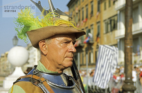 Portrait mann in historischer uniform fest ponte de gioci pisa