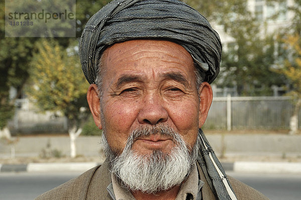 Mann mit grauem Bart und Turban Uzbekistan