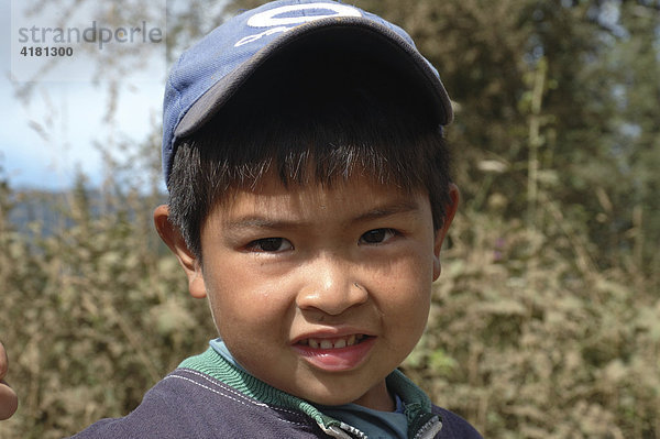 Porträt freundlicher Junge mit Kappe Chile