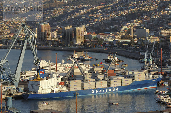 Frachtschiffe im Hafen von Puorto Montt Chile