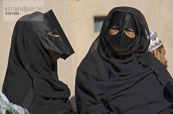 Zwei verschleierte Frauen bei Nizwa Oman