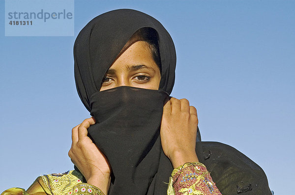 Portrait verschleierte einheimische Frau im Oman
