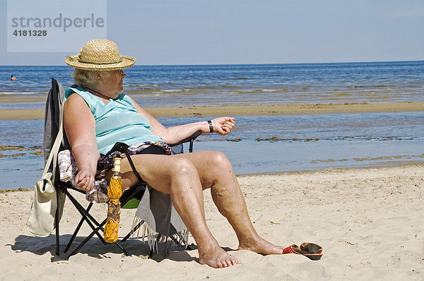 Seniorin genießt die Sonne  Strandleben in Jurmala in der Nähe vom Riga  Lettland  Baltikum