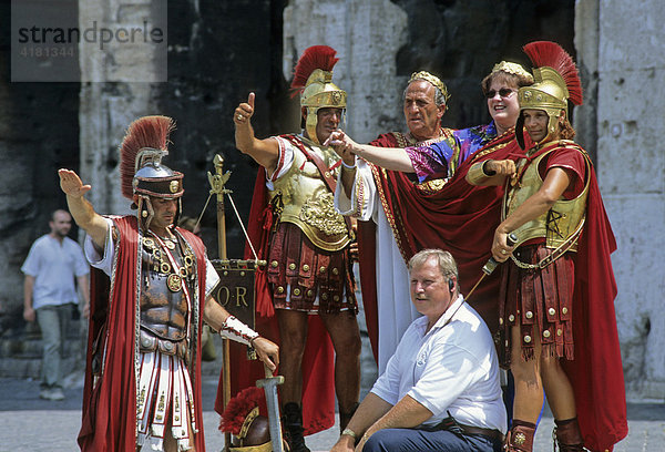 Touristen lassen sich fotografieren  am Kolosseum  Rom  Latium  Italien