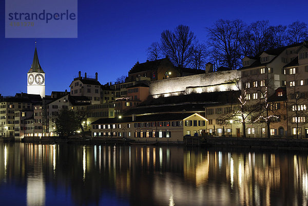 Fluss Limmat mit Kirche St. Peter im Abendlicht  Zürich  Schweiz