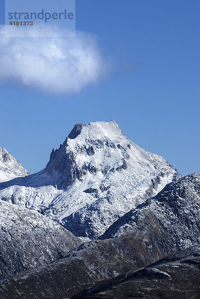 Frisch verschneiter Berg mit Wolke  Chüebodenhorn  Alpen  Schweiz