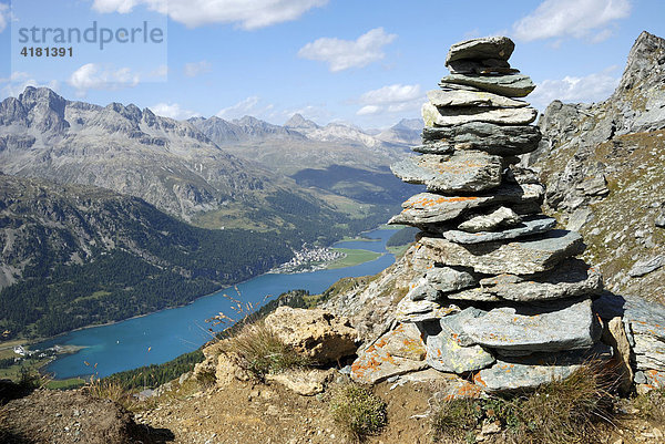 Steinmann vor Silvaplana und Silvaplanasee  Engadin  Graubünden  Schweiz