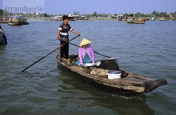Mann und Frau auf Ruderboot im Mekong Delta  Vietnam  Asien