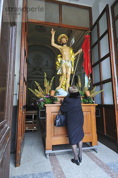 Gläubige küsst die Füße der Jesusfigur  Pietraperzia  Sizilien  Italien  Europa
