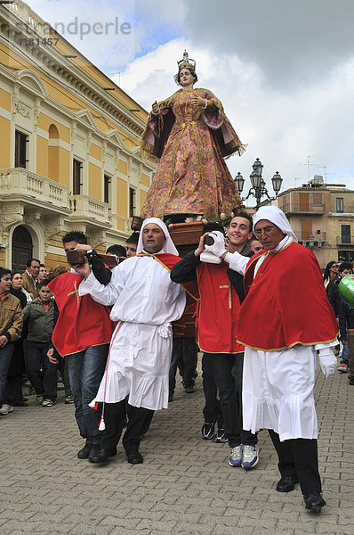 Männer tragen Marienstatue  Osterprozession  Pietraperzia  Sizilien  Italien  Europa