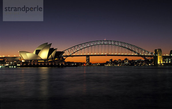 Sydney Opernhaus und Hafenbrücke in der Abenddämmerung