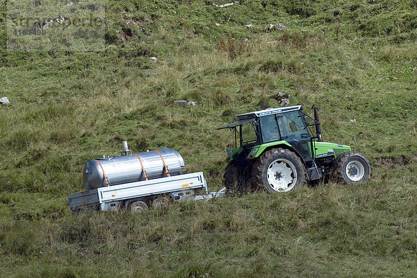 Milchtransport mit Traktor  Schleimssattel  Karwendel-Gebirge  Tirol  Österreich  Europa
