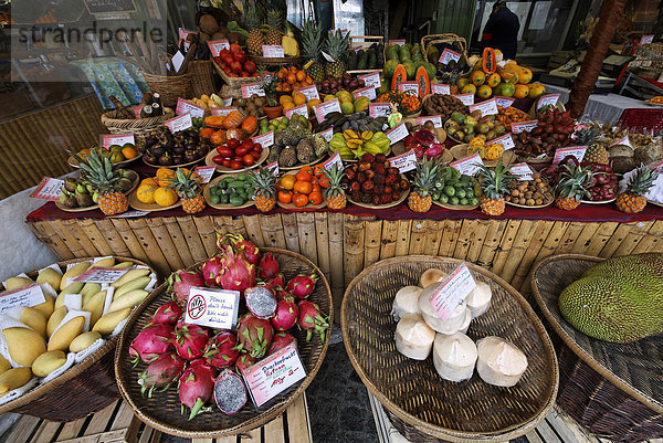 Obststand mit exotischen Früchten auf dem Viktualienmarkt  München  Oberbayern  Bayern  Deutschland
