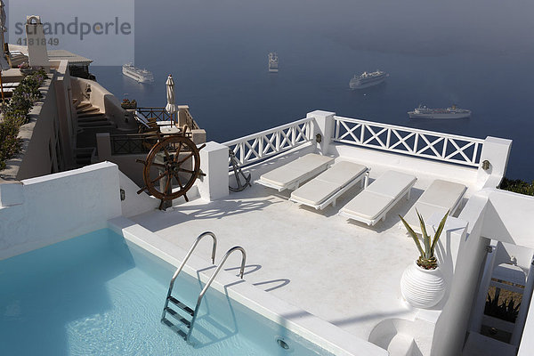 Blick von Hotelanlage mit Swimming Pool und Terrasse in Imerovigli auf die Caldera  Santorin  Ägäis  Griechenland  Europa