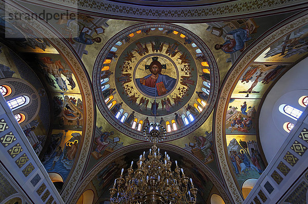 Innenansicht einer griechisch-orthodoxen Kirche in Fira auf Santorin in der Ägäis  Griechenland