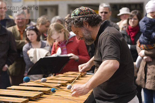 Straßenmusiker am Marienplatz in München  Bayern  Deutschland