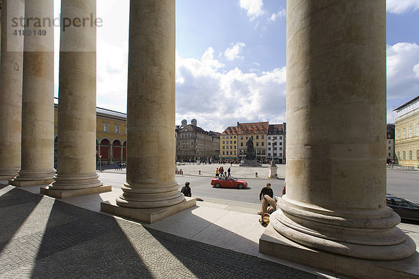 Blick vom Nationaltheater auf den Max-Joseph-Platz in München  Bayern  Deutschland