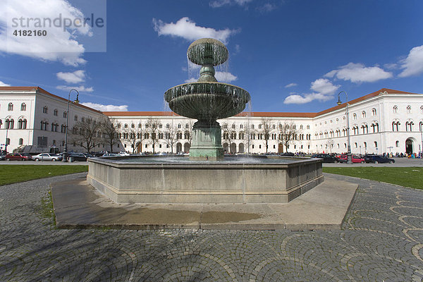 Brunnen am Geschwister-Scholl-Platz mit Ludwig-Maximilians-Universität in München  Bayern  Deutschland