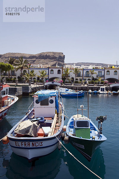 Fischkutter im Hafen von Puerto de Mogan  Gran Canaria  Kanarische Inseln  Spanien