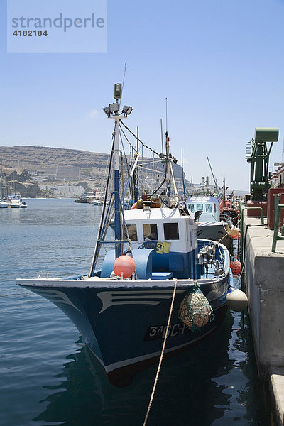 Fischkutter im Hafen  Puerto de Mogan  Gran Canaria  Kanarische Inseln  Spanien