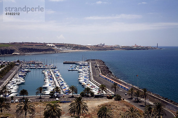Blick über den Hafen von Pasito Blanco Richtung Maspalomas  Gran Canaria  Kanarische Inseln  Spanien