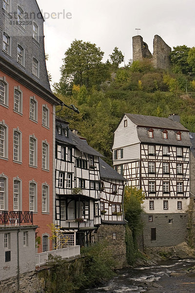 Rotes Haus und Fachwerkhäuser mit der Ruine der Monschauer Burg in der Eifel am Fluß Rur  Aachen  Nordrhein-Westfalen  Deutschland  Europa